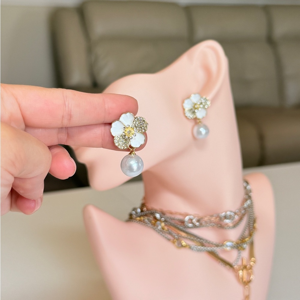 Elegant Pearl Drop Flower Earrings - White and Gold - Picture 4 of 10